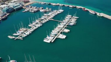 Rıhtımda Balıkçı tekneleri ve Suyun Üzerinde Küçük Tekneler