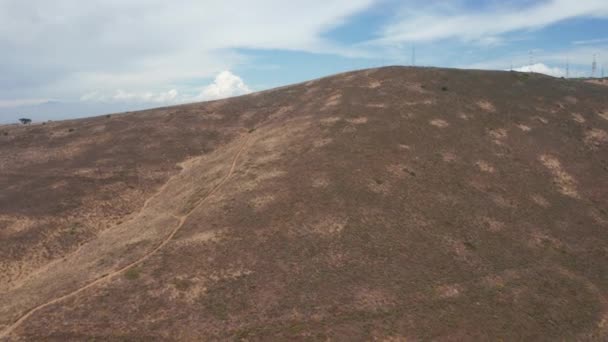 Drone Reveal Shot a mögött egy domb, majd egy kisváros, Dél-Afrika — Stock videók