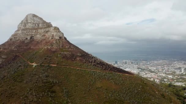 Onthulling Shot van het landschap van een stad in Zuid-Afrika — Stockvideo