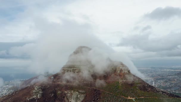 Tiro medio de un pico de montaña cubierto de niebla — Vídeo de stock
