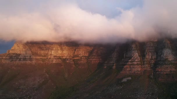 Vista do pico nebuloso na montanha da mesa disparado por um drone — Vídeo de Stock