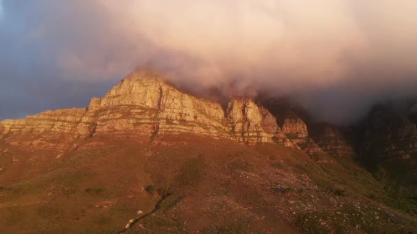 Dron lecący w kierunku Góry Stołowej ze szczytem pokrytym mgłą — Wideo stockowe