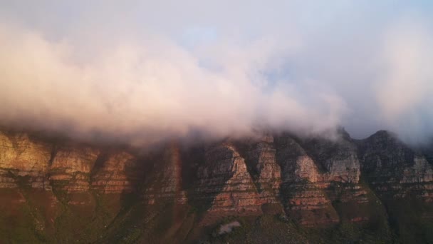 Mgła przemierzająca szczyt Góry Stołowej Tworząc tęczę na soczewkach — Wideo stockowe