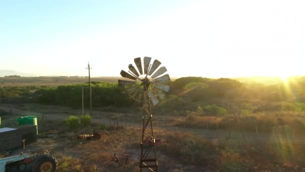 Disparo en órbita de un antiguo molino de viento situado en una gasolinera, Sudáfrica — Vídeo de stock
