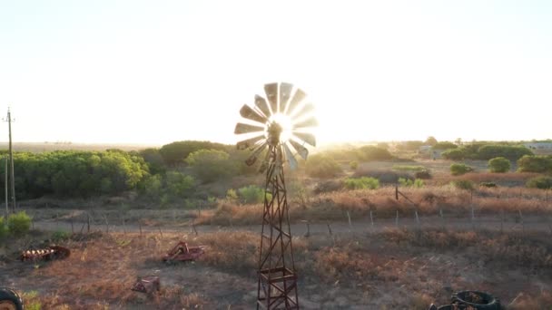 Vue Aérienne Du Soleil Brillant En Haut Après-midi Derrière Un Vieux Moulin à Vent — Video