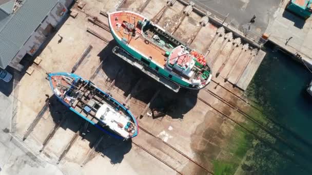 Barcos atracados y buques pesqueros hundidos en un puerto — Vídeos de Stock