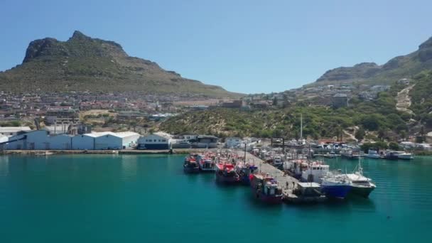 Tracking van de jachthaven en het landschap van de Tafelberg — Stockvideo