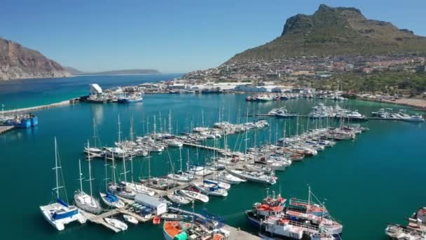 Hafen mit verschiedenen Booten, Gebäuden und Blick auf die Landschaft, Südafrika — Stockvideo
