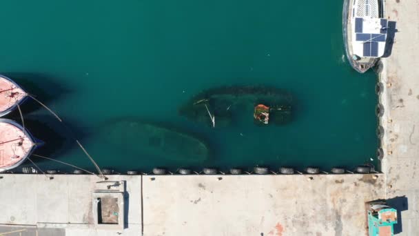 Tiro médio do topo de um par de barcos afundados pelo cais — Vídeo de Stock