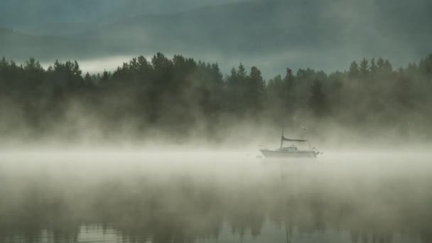 Prise de vue large d'un bateau de pêche flottant au-dessus d'un lac Foggy — Video