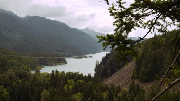 Landschappelijk uitzicht op een rivier tussen bergketens en het bos — Stockvideo