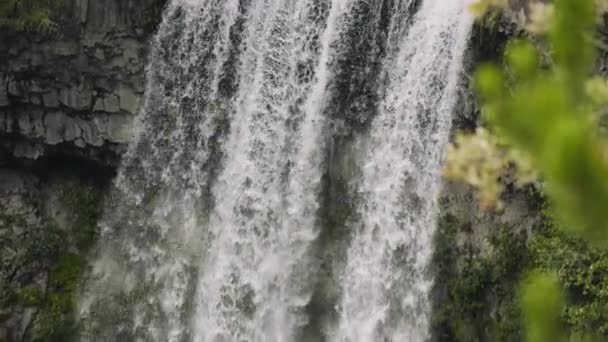 Water naar beneden vallen en dan Plunging Down een rotsachtige zwembad met Mist Forming — Stockvideo