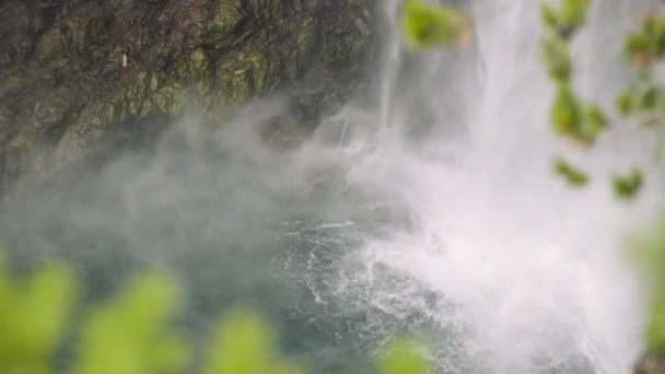 A Brandywine Falls merülő medencéjének légi felvételei a levelek mögött — Stock videók