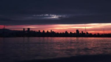 Şehir manzarasının panoramik silueti ve alacakaranlıkta gökyüzü manzarası.