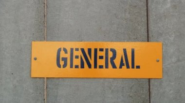 Beton Duvara vidalanmış Genel İmza Yakından Görünümü