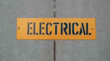 Metal Levhalara Elektrik İşareti Bağlandı