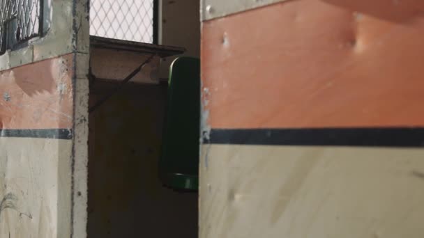 Onthulling Shot van een groene metalen stoel in een metalen bewakingshuis — Stockvideo