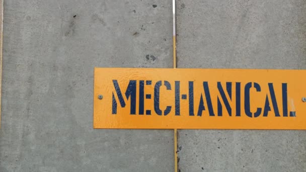 Video žluté cedule s nápisem Mechanik proti betonové zdi — Stock video