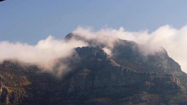 Images des plages de montagne de la Table avec brouillard roulant de derrière — Video