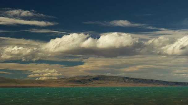 Vista panoramica della catena montuosa del Calefate circondata da nuvole bianche — Video Stock