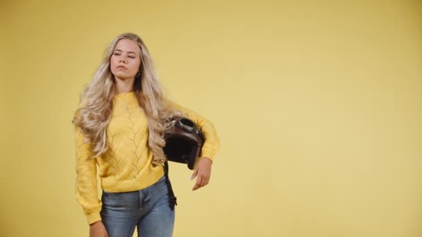 Lady Piloot staande op de linker hoek van het frame met een leren helm — Stockvideo