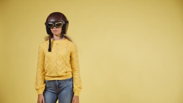 Γοητευτική ξανθιά φορώντας μοτοσυκλέτα με γυαλιά ενώ ποζάρει για την κάμερα — Αρχείο Βίντεο