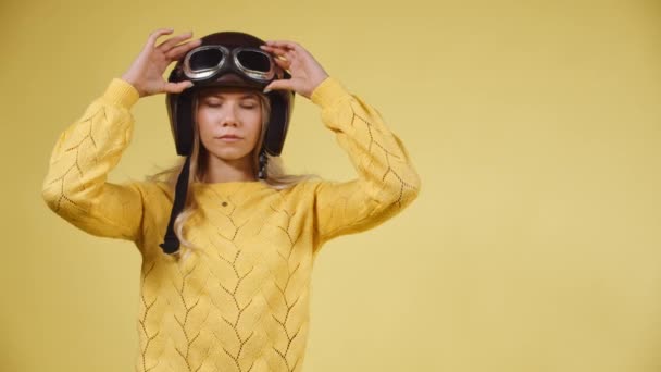 Divertido amar rubia motociclista poniendo en su gafas antes de posar — Vídeos de Stock