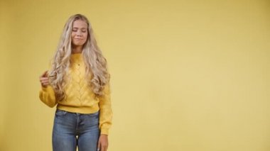 Çekici bayan sağını işaret ediyor ve 