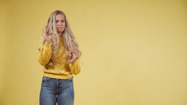 Neşeli Sarışın Göz Kırparken İki Elinle Tamam işareti yapıyor