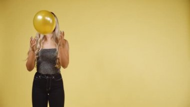 Sarı Arkaplana Karşı Sarı Balon Atma ve Yakalama Seksi Modeli