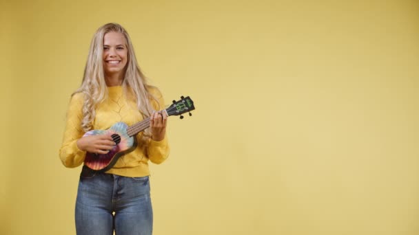 Yetenekli Sarışın Kadın Ukulele çalarken şarkı söylüyor — Stok video