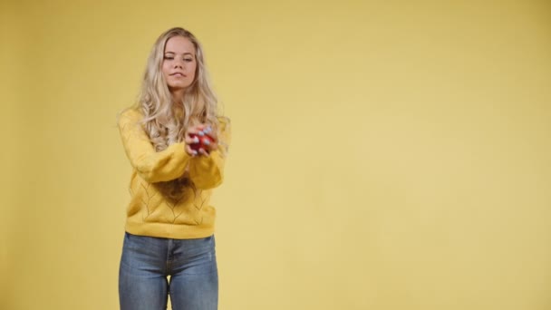 Kvinna modell med en bra öga-hand samordning fånga och bita ett äpple — Stockvideo