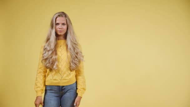 Vrouw met een banaan telefoon acteren geschokt en vervolgens glimlachen naar de camera — Stockvideo