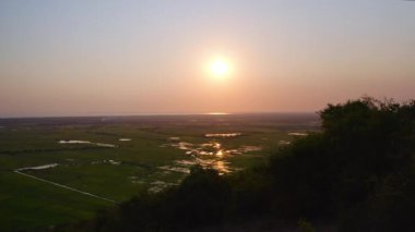 Tonle Sap Gölü üzerinde gün batımı