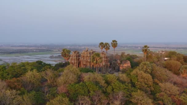 De raadselachtige heuvels van Phnom Krom — Stockvideo