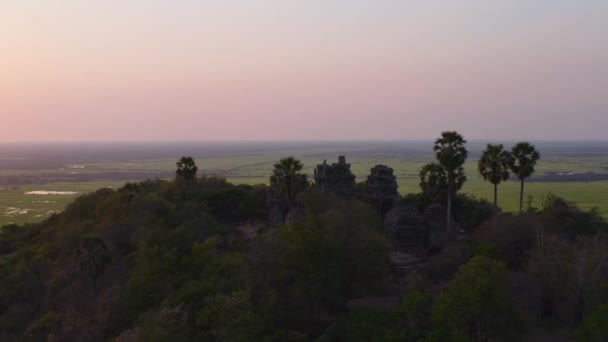 Zachód słońca nad świątynią Prasat — Wideo stockowe