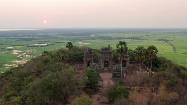 Temple au sommet de la colline à Phnom Krom — Video