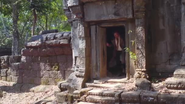 外国演员从庙宇里出来走下楼梯 — 图库视频影像