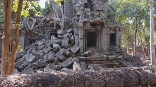 Tempel ruïne stenen blokken opgestapeld — Stockvideo
