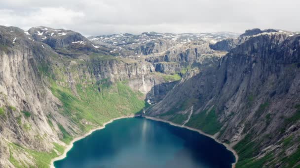 Dron letí zpět odhalit nádherný výhled na jezero Ringedalsvatnet — Stock video