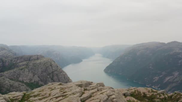 Malerische Landschaft eines Sees zwischen felsigen Bergen, Norwegen — Stockvideo