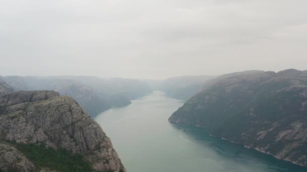 Fotografía de seguimiento hacia atrás desde una vista de un lago en medio de las montañas — Vídeo de stock