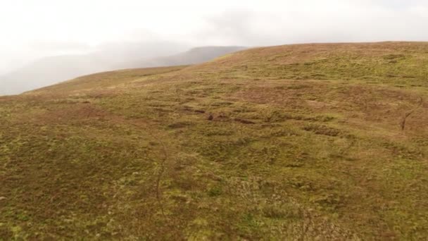 Volando por encima de un avión mostrando el paisaje y la niebla Mountain Tops, Escocia — Vídeo de stock