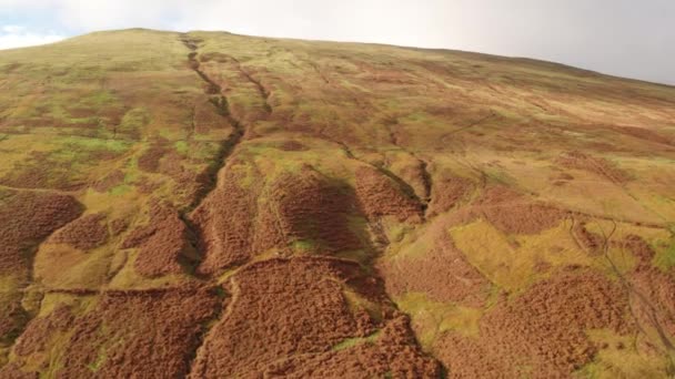 Drone sobre uma colina seca sob o pico do sol — Vídeo de Stock