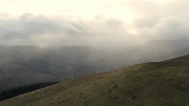 Shot of the Mountain Ranges and the Riverbank on a Cloudy Day — Stock Video