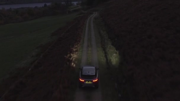 Аэросъемка внедорожника, проезжающего по ухабистой грязной дороге — стоковое видео