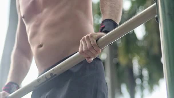 Hälften kropp sköt av en man på toppen av en apa bar medan du gör pull-ups — Stockvideo