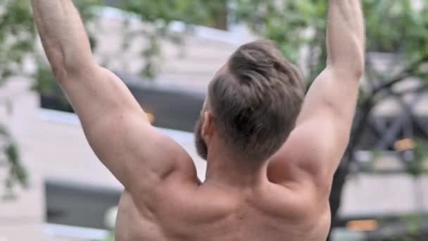 Medium Shot van een baard atleet doet de pull-ups — Stockvideo