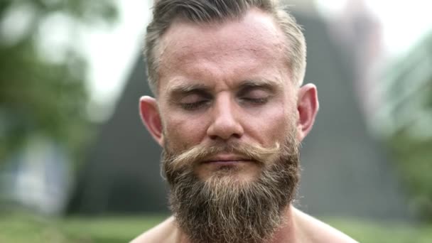 Изображение человека с полным набором бород и мускулов, смотрящего в камеру — стоковое видео