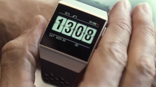 De pols van een man die een smartwatch controletijd draagt in militaire modus — Stockvideo
